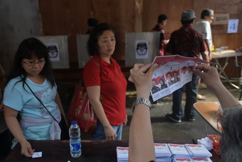 Warga keturunan Tionghoa bersiap memberikan hak suara dalam Pilkada DKI Jakarta, Rabu (15/2)