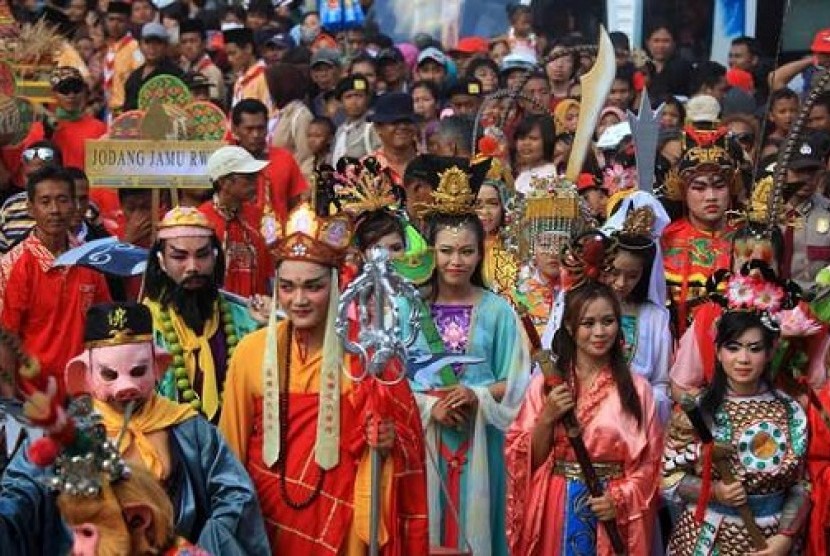 Warga keturunan Tionghoa dan etnis lainnya mengikuti kirab tradisi Grebeg Sudiro di Solo, Jawa Tengah