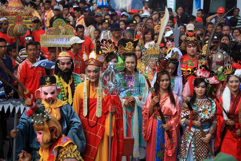 Warga keturunan Tionghoa dan etnis lainnya mengikuti kirab tradisi Grebeg Sudiro di Solo, Jawa Tengah, Ahad (15/2). 