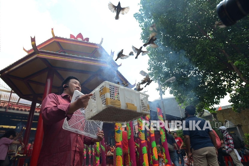 Warga keturunan Tionghoa melepas burung dalam rangka menyambut tahun baru Imlek 2567 di Klenteng tertua Dharma Bakti, Jakarta, Senin (8/2).  (Republika/Raisan Al Farisi)