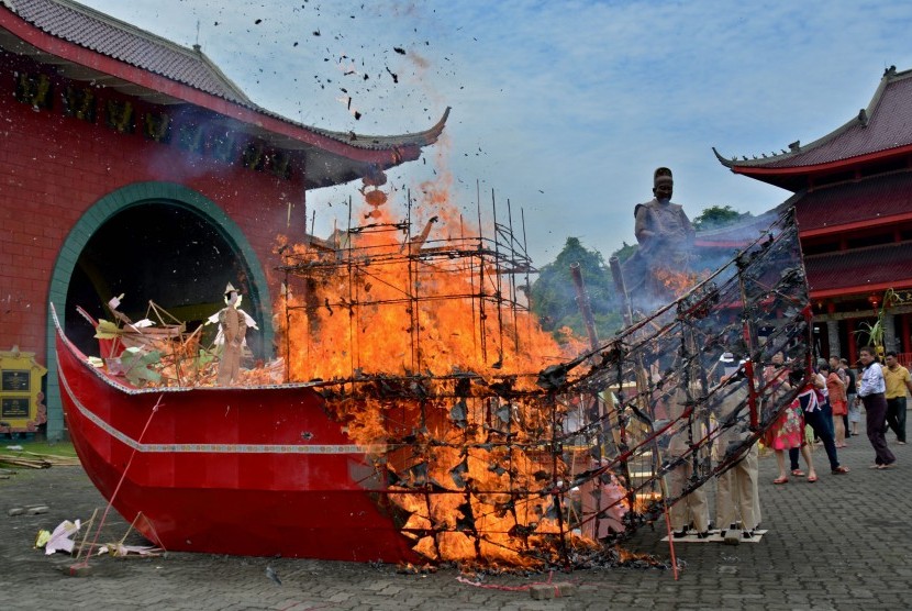 Warga keturunan Tionghoa membakar replika kapal dan patung kertas pada ritual Ci Swak di Klenteng Sam Poo Kong, di Semarang, Senin (22/2)