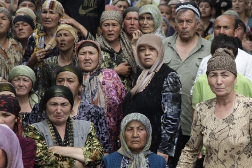Warga Kirgistan di kamp pengungsian Kota Osh, saat kerusuhan melanda negeri mereka pada April 2010 lalu.