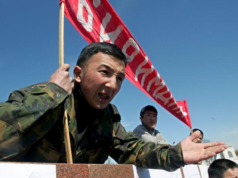 Warga Kirgizstan yang memprotes hasil pemilihan parlemen menjebol kantor pemerintah. Ilustrasi.