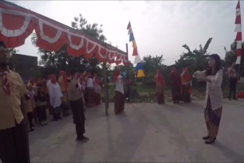 Warga Komplek Griya Pelita RT 3/RW 15, Rangkapanjaya Baru, Keamatan Pancoran Mas, Depok, menyelenggaran upacara bendera untuk memperingati HUT Kemerdekaan ke-72 Republik Indonesia, Kamis (17/8)