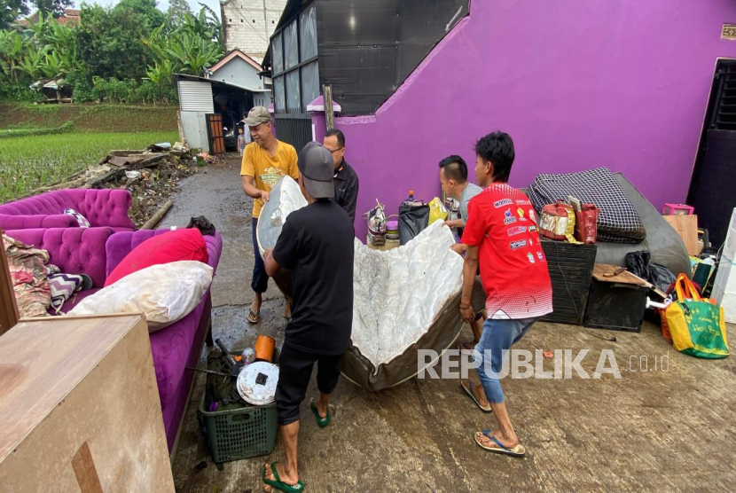 Warga Kompleks Lembah Parahyangan, RT 05/02 Desa Gadobangkong, Kecamatan Ngamprah, Kabupaten Bandung Barat Tengah Membersihkan Material Banjir yang Menerjang pada Kamis (27/2/2025)