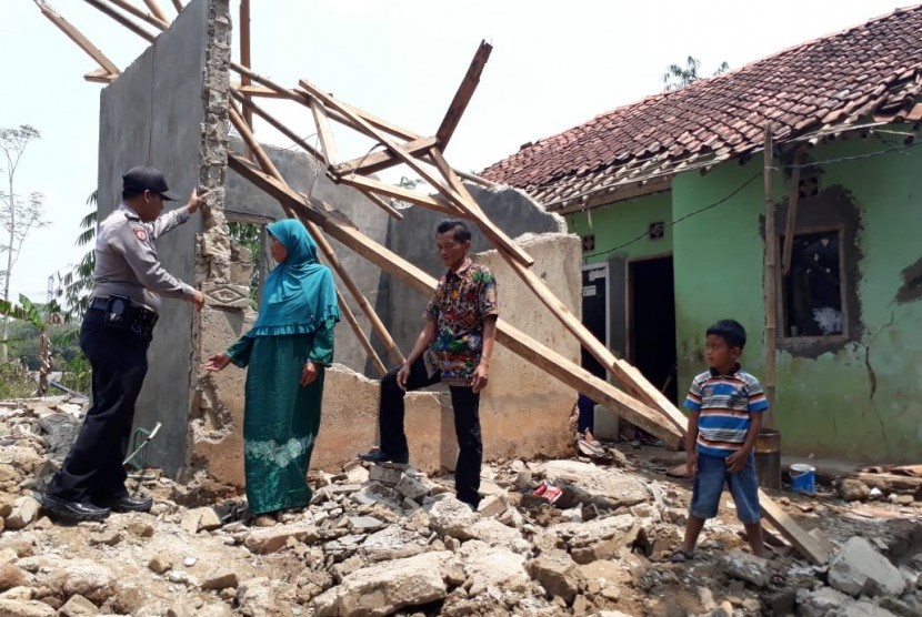 Warga korban angin ribut di Kampung Bendul Landeuh, Desa/Kecamatan Sukatani, Purwakarta, sedang membereskan rumah mereka yang rusak tersapu angin, Kamis (25/10).