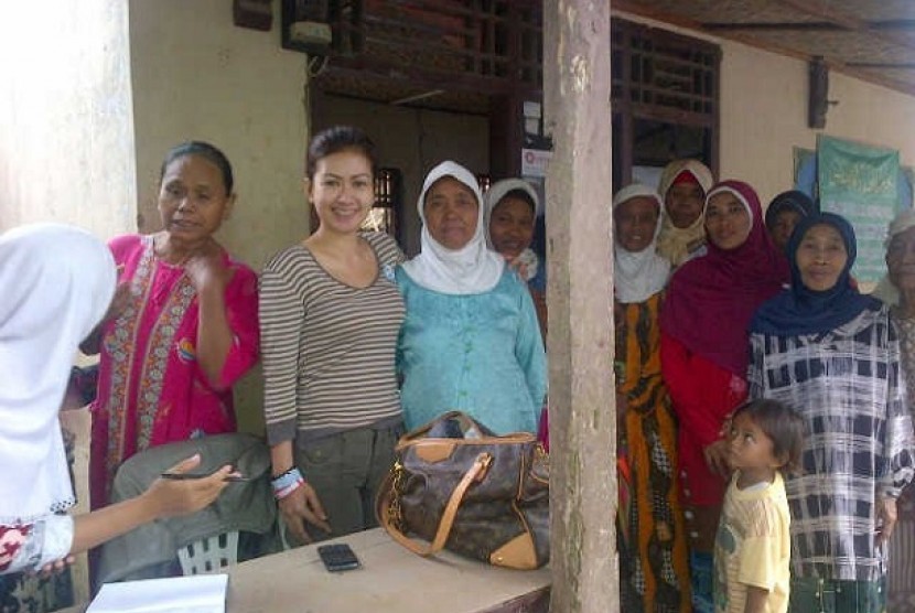 Warga korban banjir Banten menerima bantuan dari Yayasan Trikusuma Bangsa