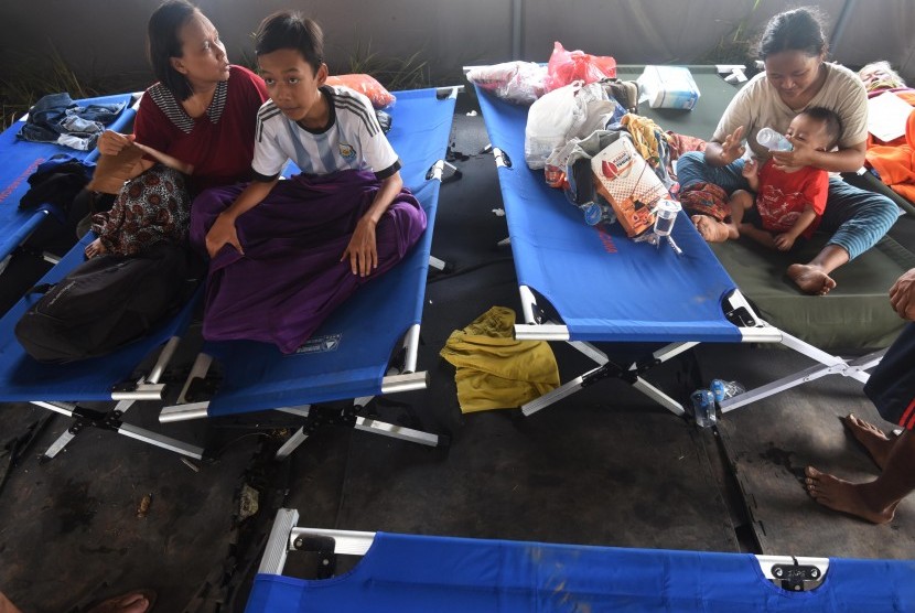 Warga korban banjir Bekasi beristirahat di tenda penampungan 