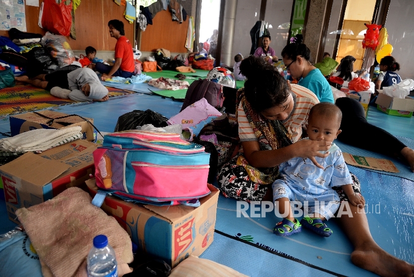  Warga korban banjir Cipinang Melayu beraktifitas di lokasi pengungsian di Masjid Univesitas Borobudur, Jakarta, Rabu (22/2). 