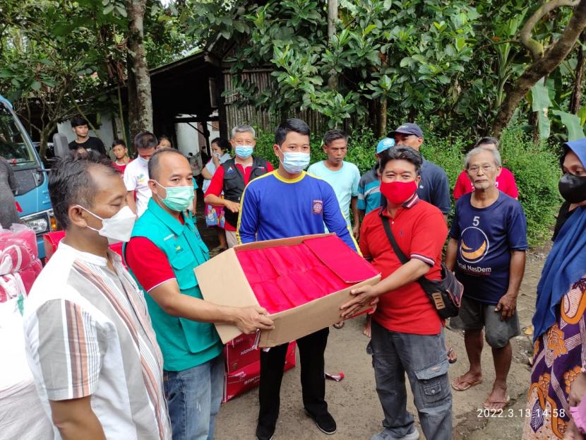 Warga korban banjir di tiga desa menerima bantuan.