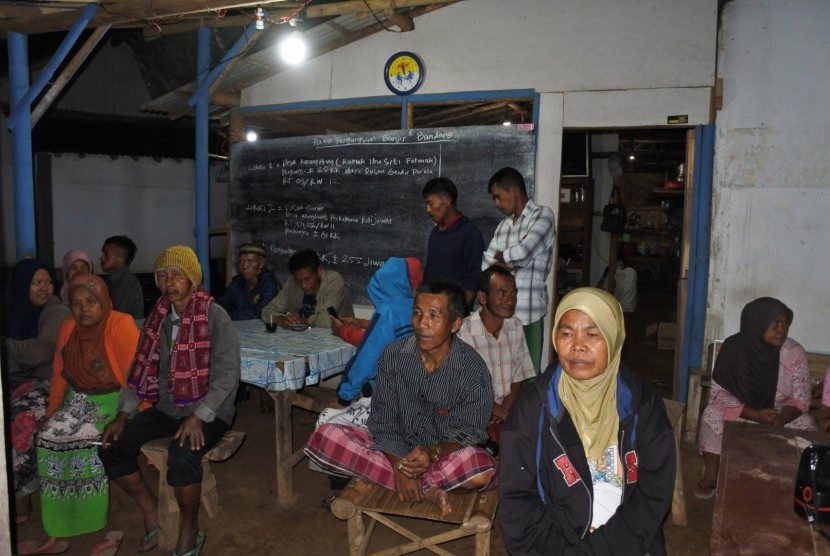 Warga korban banjir mengungsi di rumah saudaranya di Desa Klungkung, Sukorambi, Jember, Jawa Timur, Sabtu (1/2/2020) malam. Sebanyak 255 warga bantaran Sungai Jompo (Kalijompo) terpaksa mengungsi secara mandiri seperti ke rumah saudaranya akibat banjir bandang. 