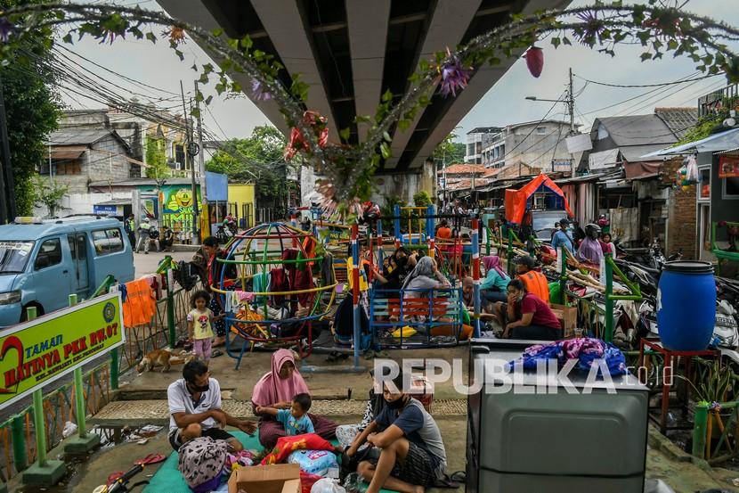 Warga korban banjir Rawajati mengungsi di bawah Jalan Layang Rawajati, Jakarta, Senin (8/2/2021). 