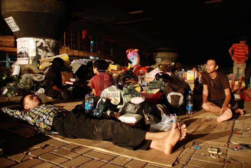  Warga korban bencana banjir luapan Sungai Ciliwung mengungsi di bawah jembatan layang Kampung Melayu, Jakarta, Ahad (20/1) malam. (Republika/Yasin Habibi)
