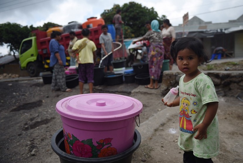 Warga korban gempa bumi mengantre untuk mendapatkan air bersih di Desa Sajang, Sembalun, Lombok Timur, NTB, Rabu (1/8).