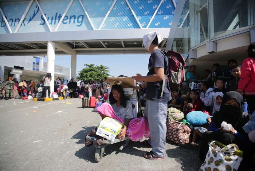 Warga korban gempa dan tsunami memadati Bandara Mutiara Sis Al Jufri untuk mengungsi ke provinsi lain di Palu, Sulawesi Tengah, Senin (1/10).