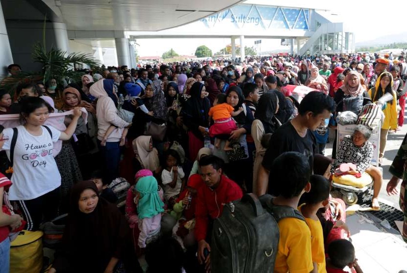 Warga korban gempa dan tsunami memadati Bandara Mutiara Sis Al Jufri untuk mengungsi ke provinsi lain di Palu, Sulawesi Tengah, Senin (1/10).