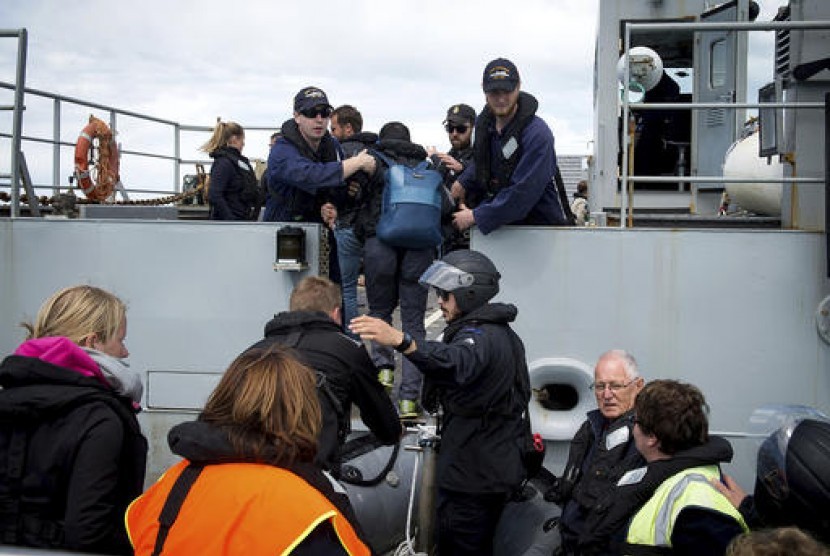 Warga korban gempa dievakuasi dari Kota Kaikoura dengan menaiki kapal Angkatan Laut Selandia Baru HMNZS Canterbury, Rabu, 16 November 2016.