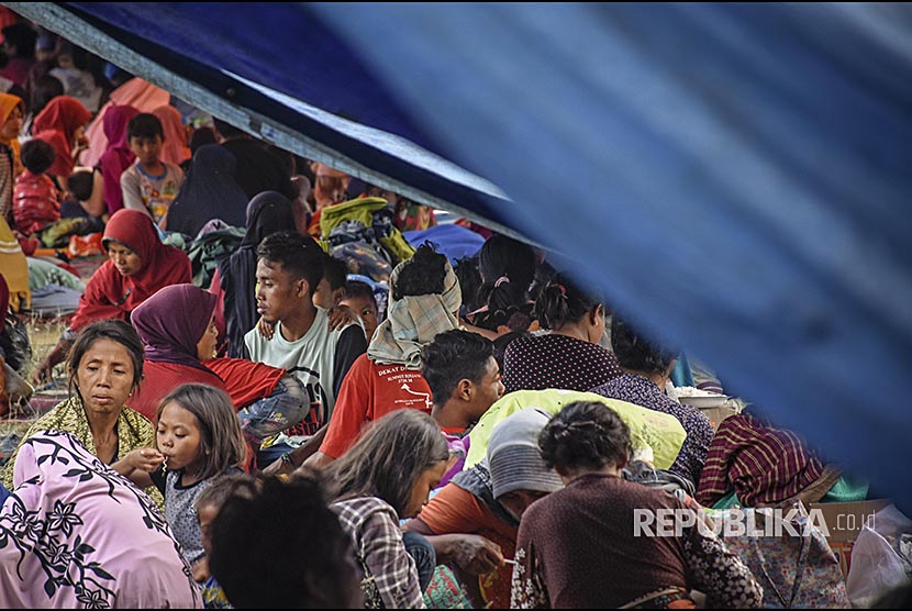 Warga korban gempa mendapatkan perawatan di luar Puskesmas Sembalun Selong, Lombok Timur, NTB, Minggu (29/7).Sejumlah warga korban gempa berada di pengungsian di lapangan Desa Sajang, Kecamatan Sembalun, Selong, Lombok Timur, NTB, Minggu (29/7)