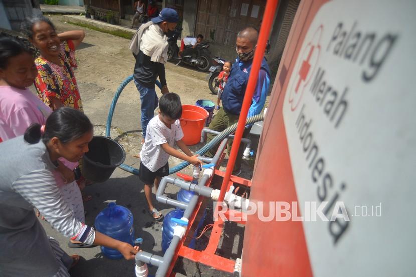 Warga korban gempa mengisi air bersih untuk kebutuhan mereka di Nagari Kajai, Kabupaten Pasaman Barat, Sumatera Barat, Selasa (8/3/2022). 