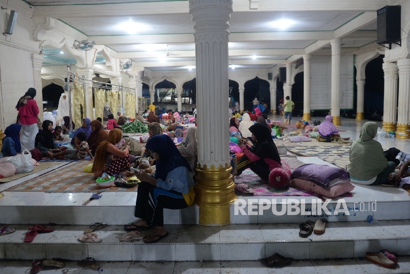  Warga korban gempa mengungsi di Masjid At Taqwa, Merdu, Pidie Jaya, NAD, Kamis (8/12).