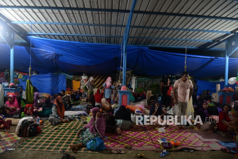  Warga korban gempa mengungsi di Masjid At Taqwa, Merdu, Pidie Jaya, NAD, Kamis (8/12).