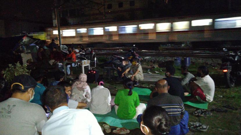 Warga korban gusuran di sekitar Stasiun Kampung Bandan, Ancol, Jakut, Senin (24/8) malam WIB.