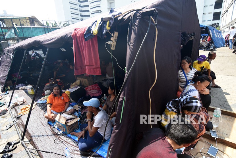 Warga korban kebakaran beristirahat di posko pengungsian Kampung Bandan, Jakarta Utara, Ahad (12/5/2019). 