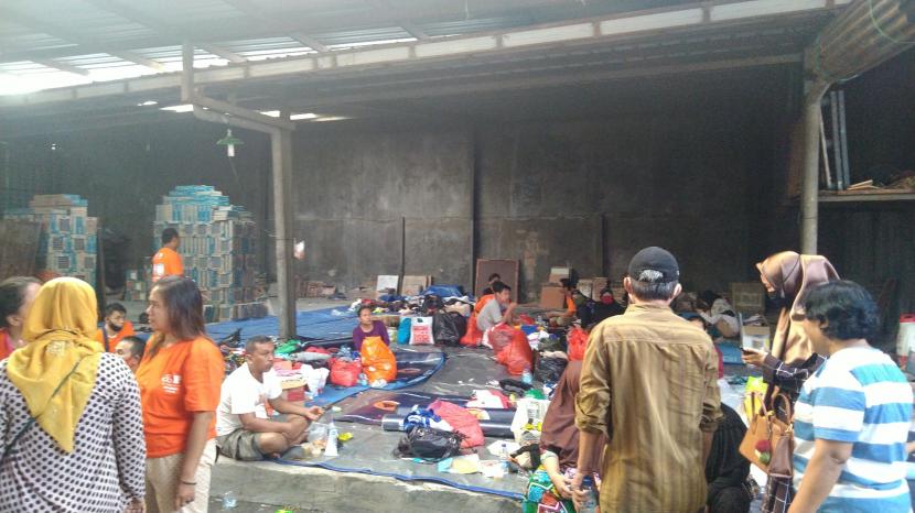 Warga korban kebakaran di RT 05 RW 10, Kelurahan Pademangan Barat berada di tempat pengungsian gudang keramik pada Senin (10/8).