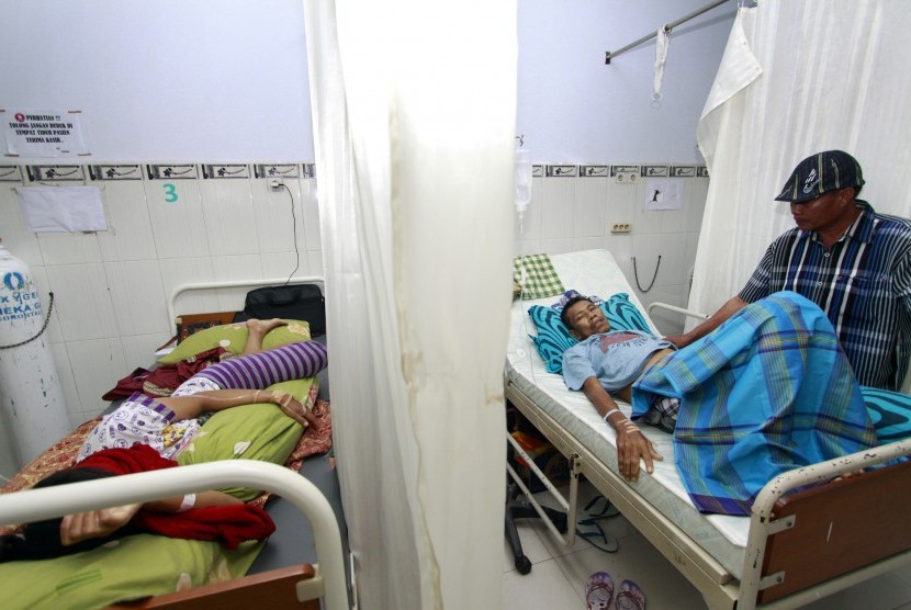Warga korban keracunan makanan menjalani perawatan di rumah sakit (ilustrasi) 