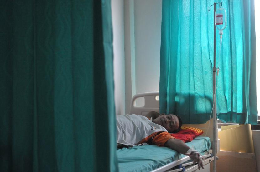 Warga korban keracunan  menjalani perawatan medis di rumah sakit. (Ilustrasi)