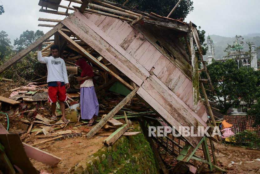  Pemerintah Kota (Pemkot) Yogyakarta meningkatkan kewaspadaan terhadap belasan titik talut sungai di kota tersebut yang dinilai rawan longsor (Ilustrasi bencana longsor)
