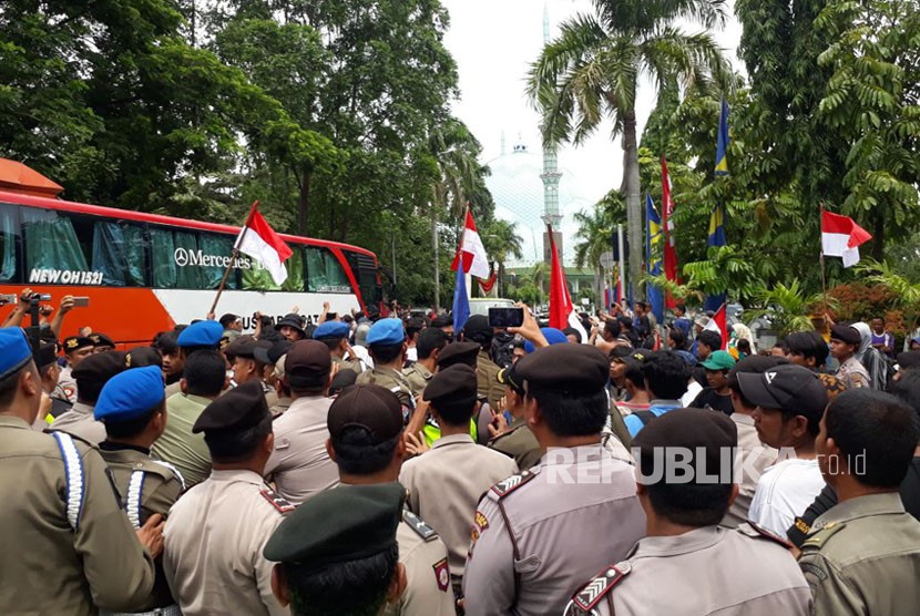 Warga Korban Penggusuran di Kampung Mekar Sari, Kelurahan Panunggangan Barat, Kota Tangerang menggelar aksi di Pusat Pemerintahan Kota Tangerang, menuntut kembali hak mereka di lahan penggusuran, Senin (11/12).