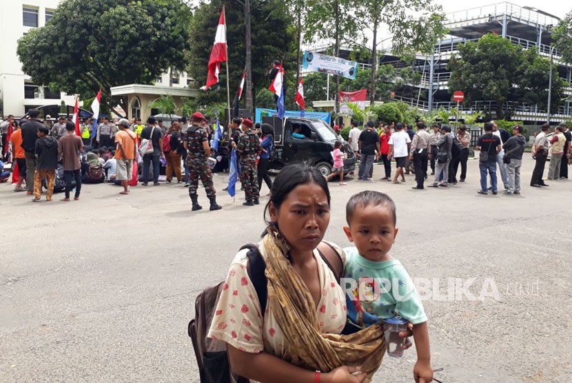 Warga Korban Penggusuran di Kampung Mekar Sari, Kelurahan Panunggangan Barat, Kota Tangerang menggelar aksi di Pusat Pemerintahan Kota Tangerang, menuntut kembali hak mereka di lahan penggusuran, Senin (11/12).