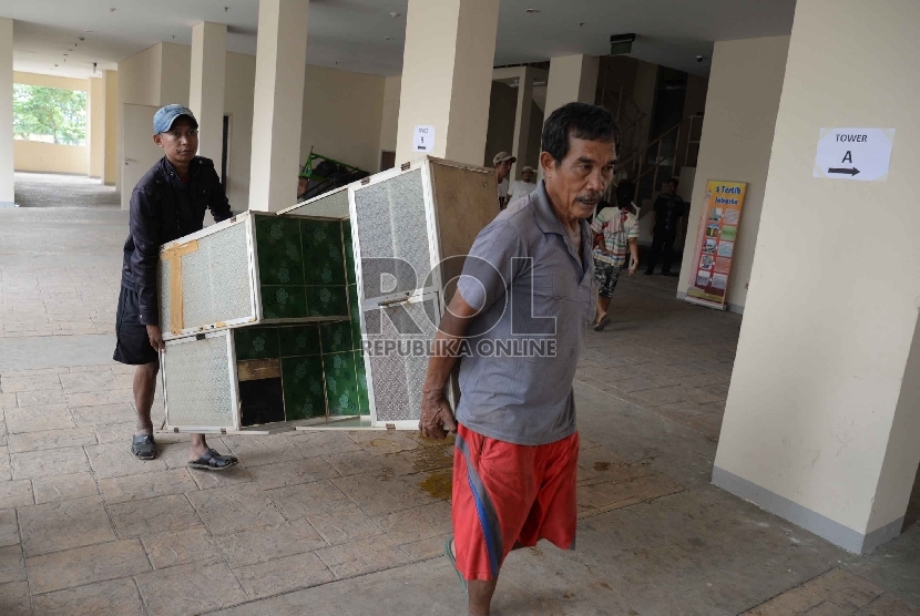   Warga korban penggusuran Kampung Pulo mengangkut barang-barang ke Rusunawa Jatinegara Barat, Jakarta, Jumat (21/8).  (Republika/Yasin Habibi)