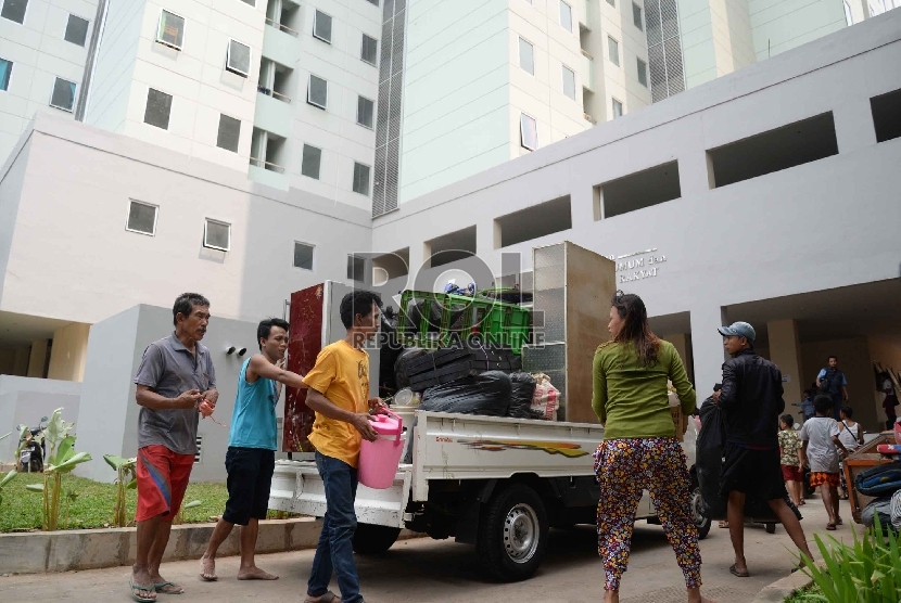 Warga korban penggusuran Kampung Pulo mengangkut barang-barang ke Rusunawa Jatinegara Barat, Jakarta, Jumat (21/8).   (Republika/Yasin Habibi)