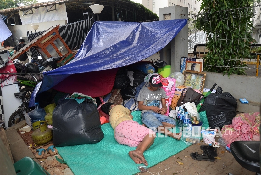 Warga korban penggusuran permukiman yang berada di tepi jalur kereta api kawasan Rawajati mendirikan tenda seadanya di trotoar samping Apartemen Kalibata, Jakarta Selatan, Jumat (2/9). (Republika/Yasin Habibi)