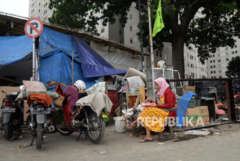 Warga korban penggusuran permukiman yang berada di tepi jalur kereta api kawasan Rawajati mendirikan tenda seadanya di trotoar samping Apartemen Kalibata, Jakarta Selatan, Jumat (2/9). (Republika/Yasin Habibi)