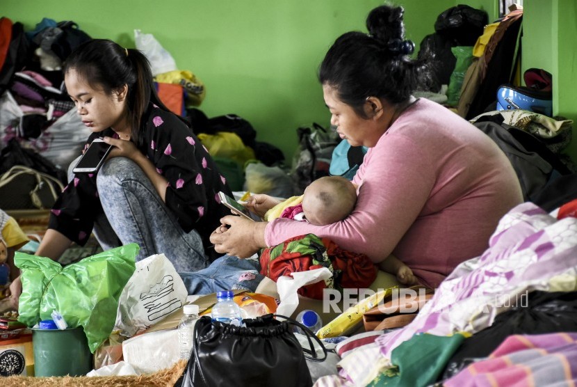 Warga korban penggusuran Tamansari beraktivitas di posko pengungsian di Masjid Al-Islam, Jalan Kebon Bibit, Kota Bandung, Kamis (19/12).