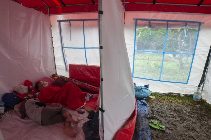 Warga korban pergerakan tanah tidur di dalam tenda pengungsian (ilustrasi)
