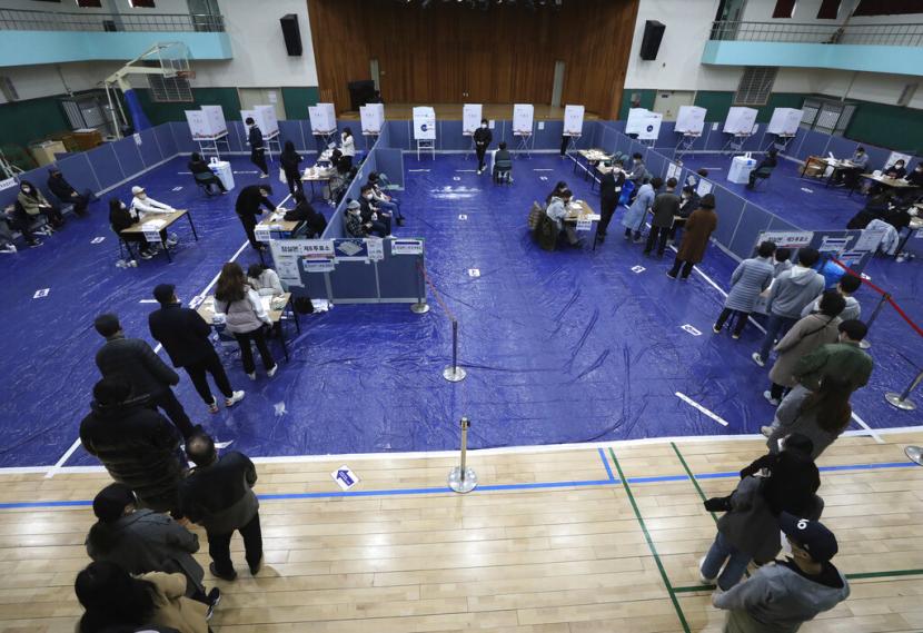 Warga Korea mengantre untuk memberikan hak pilih mereka dalam pemilihan presiden, Rabu (9/3/2022).