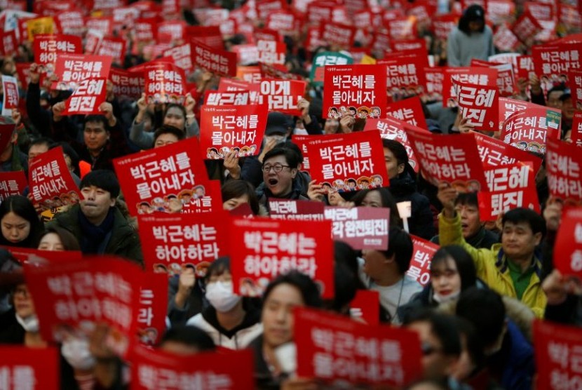 Warga Korea Selatan berdemo menuntut mundurnya Presiden Park Geun-hye di Seoul November 2016.