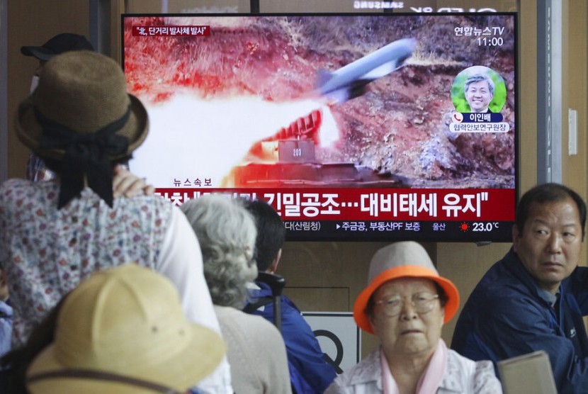 Warga Korea Selatan (Korsel) menonton tayangan peluncuran proyektil Korea Utara (Korut) dalam program berita di Seoul Railway Station di Seoul, Korsel, Sabtu (4/5).