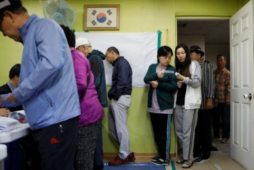 Warga Korea Selatan melakukan pemilihan presiden setelah pemakzulan Park Geun-hye, Selasa (9/5). Ada 13 kandidat yang bertarung.
