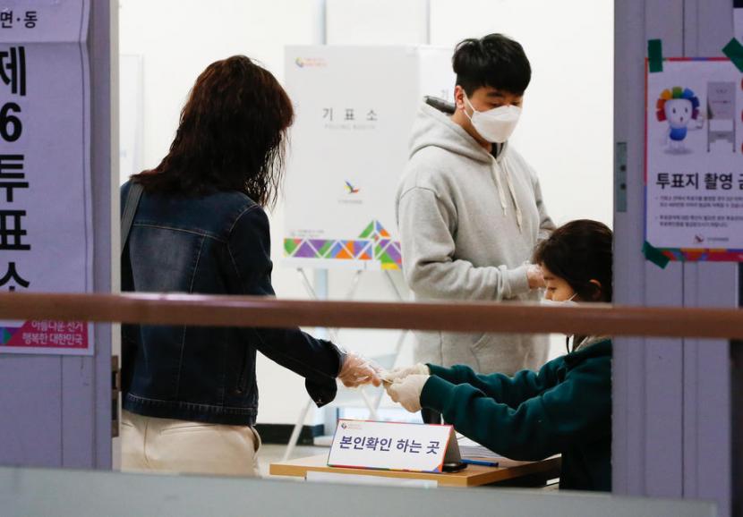 Warga Korea Selatan memberikan suaranya dalam pemilu