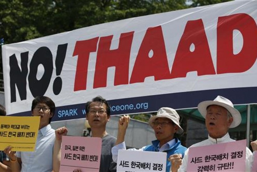 Warga Korea Selatan memprotes penempatan sistem pertahanan antirudal THAAD di depan Kementerian Pertahanan di Seoul, Jumat, 8 Juli 2016. 