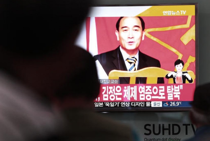 Warga Korea Selatan menonton TV di Seoul Railway Station yang menampilkan Thae Yong Ho, menteri di Kedubes Korea Utara di London, Rabu, 17 Agustus 2016. Thae membelot ke Korea Selatan.