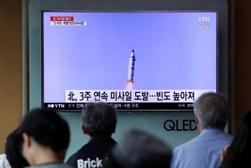 Warga Korea Selatan menyaksikan berita mengenai uji coba rudal Korea Utara di Seoul.