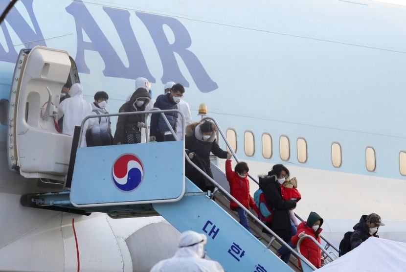 Warga Korea Selatan yang dievakuasi dari Wuhan, China, tiba di Bandara Gimpo di Seoul, Korea Selatan, Jumat (31/1). 