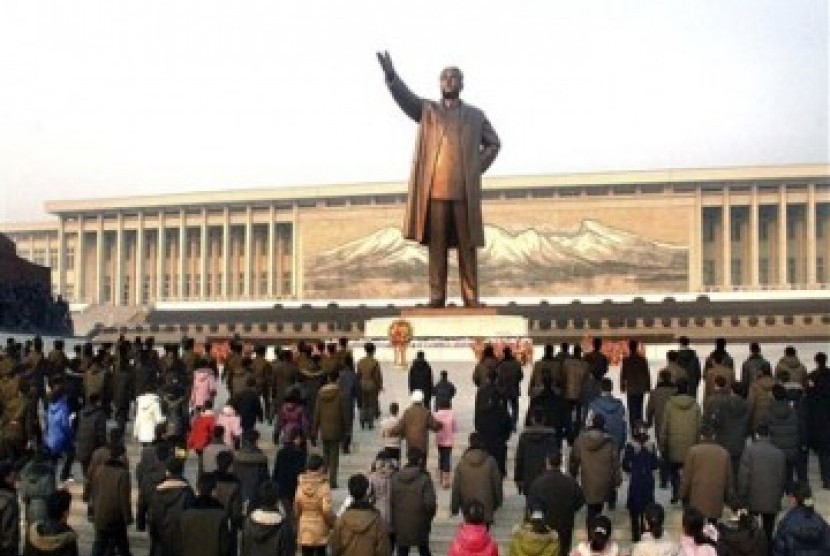 Warga Korea Utara berkumpul di depan monumen pemimpin besar mereka Kim Il Sung