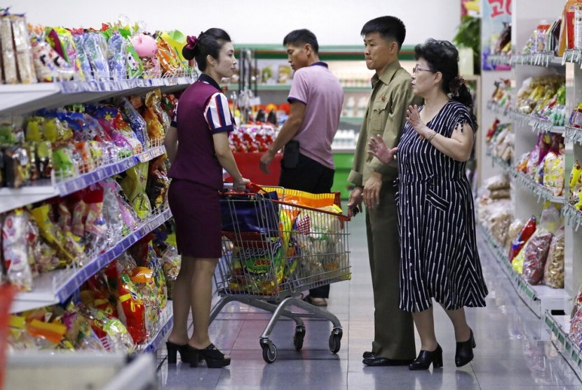 Warga Korea Utara (Korut) berbelanja di sebuah supermarket di Pyongyang, Korut. PBB menyuarakan alarm kekurangan pangan yang meluas di Korut. Ilustrasi.